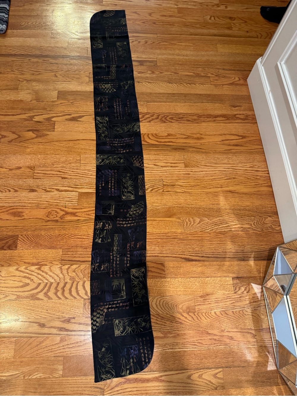 2/$12 🎩 🧣  SALE 
Black & Gold Patterned Silk Scarf Wrap